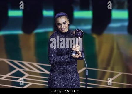 Marta Vieira da Silva erhält am 15. Januar 2024 eine Sonderpräsentation während der Best FIFA Football Awards 2023 im Eventim Apollo, London, Großbritannien (Foto: Mark Cosgrove/News Images) in, am 15. Januar 2024. (Foto: Mark Cosgrove/News Images/SIPA USA) Credit: SIPA USA/Alamy Live News Stockfoto