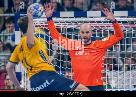 Mannheim, Deutschland. Januar 2024. MANNHEIM: Bart Ravensbergen aus den Niederlanden wird am 15. Januar 2024 in Mannheim von Hampus Wanne aus Schweden beim Vorrundenspiel der EHF Euro 2024 zwischen Schweden und den Niederlanden in der SAPP Arena angefochten. (Foto von Henk Seppen/Orange Pictures) Credit: dpa/Alamy Live News Stockfoto