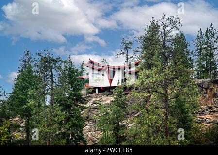 Haus am Rande eines Abstiegs mit Blick auf den Spokane River, Washington, USA Stockfoto