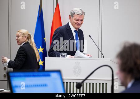 DER HAAG - Senator Martin van Rooijen (50PLUS) während der Diskussion des Dispersionsgesetzes durch den Senat. Das Gesetz des scheidenden Staatssekretärs Eric van der Burg (VVD, Justiz und Sicherheit) muss eine gleichmäßigere Verteilung der Asylbewerber im ganzen Land gewährleisten und es in extremen Fällen ermöglichen, die Kommunen zur Aufnahme von Asylbewerbern zu zwingen. ANP RAMON VAN FLYMEN niederlande aus - belgien aus Stockfoto