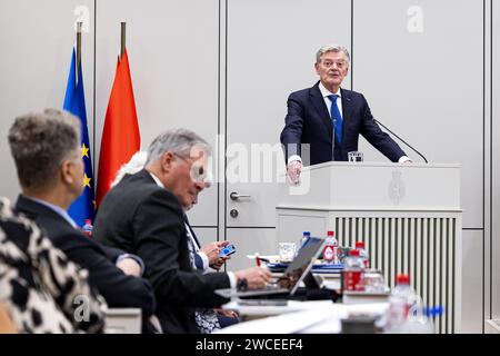 DER HAAG - Senator Martin van Rooijen (50PLUS) während der Diskussion des Dispersionsgesetzes durch den Senat. Das Gesetz des scheidenden Staatssekretärs Eric van der Burg (VVD, Justiz und Sicherheit) muss eine gleichmäßigere Verteilung der Asylbewerber im ganzen Land gewährleisten und es in extremen Fällen ermöglichen, die Kommunen zur Aufnahme von Asylbewerbern zu zwingen. ANP RAMON VAN FLYMEN niederlande aus - belgien aus Stockfoto