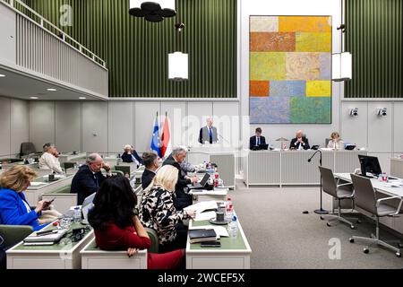 DER HAAG - Senator Martin van Rooijen (50PLUS) während der Diskussion des Dispersionsgesetzes durch den Senat. Das Gesetz des scheidenden Staatssekretärs Eric van der Burg (VVD, Justiz und Sicherheit) muss eine gleichmäßigere Verteilung der Asylbewerber im ganzen Land gewährleisten und es in extremen Fällen ermöglichen, die Kommunen zur Aufnahme von Asylbewerbern zu zwingen. ANP RAMON VAN FLYMEN niederlande aus - belgien aus Stockfoto