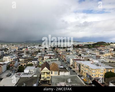 Blick über San Franciscos Yachthafenviertel, während der Nebel in die Bucht rollt Stockfoto