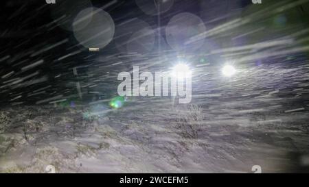 Der Winter ist zurück. Intensive Schneefälle gibt es in den späten Abendstunden vor allem an den Mittelgebirgen. In Geyer im Erzgebirgskreis fielen in nur 30 Minuten ca. 7 cm Neuschnee. Es gab auch ein ganz kurzes Wintergewitter. Stürmische Böen und starker Schneefall ergaben für viele Autofahrer kaum Sicht. Langsam Fahren war angesagt. Die Schneefälle sind ein Vorgeschmack auf Mittwoch. Dann drohen in Süddeutschland extremer Eisregen, in der Mitte ein Schneechaos. *** Der Winter ist zurück intensiver Schneefall in den späten Abendstunden, besonders in den Mittelgebirgen in Geyer im Erzgebirge Stockfoto