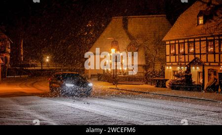 Der Winter ist zurück. Intensive Schneefälle gibt es in den späten Abendstunden vor allem an den Mittelgebirgen. In Geyer im Erzgebirgskreis fielen in nur 30 Minuten ca. 7 cm Neuschnee. Es gab auch ein ganz kurzes Wintergewitter. Stürmische Böen und starker Schneefall ergaben für viele Autofahrer kaum Sicht. Langsam Fahren war angesagt. Die Schneefälle sind ein Vorgeschmack auf Mittwoch. Dann drohen in Süddeutschland extremer Eisregen, in der Mitte ein Schneechaos. *** Der Winter ist zurück intensiver Schneefall in den späten Abendstunden, besonders in den Mittelgebirgen in Geyer im Erzgebirge Stockfoto