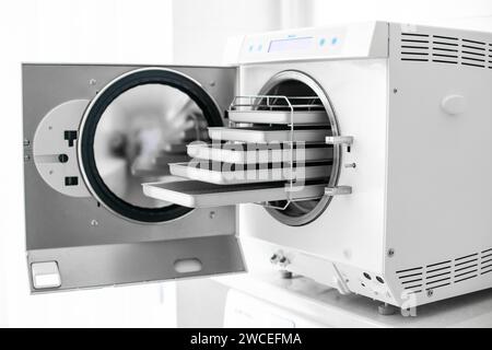 Medizinischer Autoklav zur Sterilisation chirurgischer und anderer Instrumente. Stockfoto