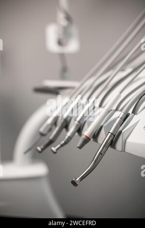 Zahnarztwerkzeuge und -Polierer auf einem Zahnarztstuhl in der Zahnarztklinik. Verschiedene zahnärztliche Instrumente und Werkzeuge Stockfoto