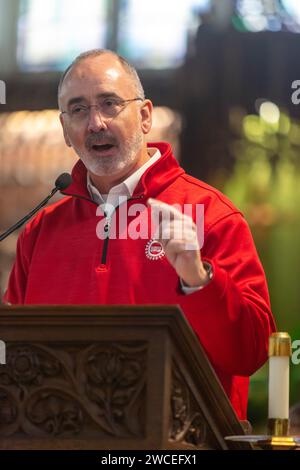 Detroit, Michigan, USA. Januar 2024. Shawn Fain, Präsident der United Auto Workers union, war ein Sprecher auf der Martin Luther King Day Rallye „for Jobs, Peace and Justice“ in St. Matthew's & St. Joseph's Episcopal Church. Quelle: Jim West/Alamy Live News Stockfoto