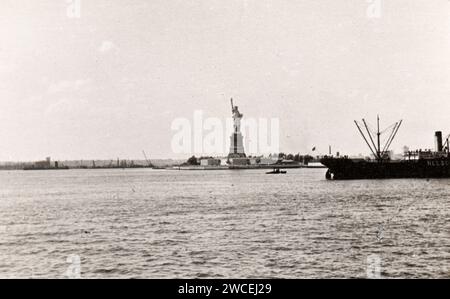 Foto vom Album einer italienischen jüdischen Familie (Jarach), die im Sommer 1933 nach New york und zur internationalen Expo in Chicago reiste. Hier die Freiheitsstatue. Stockfoto