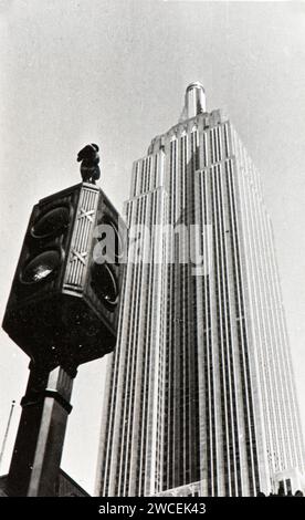 Foto vom Album einer italienischen jüdischen Familie (Jarach), die im Sommer 1933 nach New york und zur internationalen Expo in Chicago reiste. Hier eine ungewöhnliche Perspektive auf das Empire State Building im Bau Stockfoto