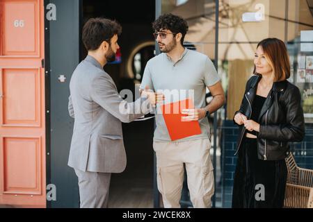 Motiviertes Business-Team diskutiert Vertriebsstrategie und Finanzplanung über Kaffee in der Stadt. Schwerpunkt auf Innovation, Nachhaltigkeit und Wachstum. Stockfoto