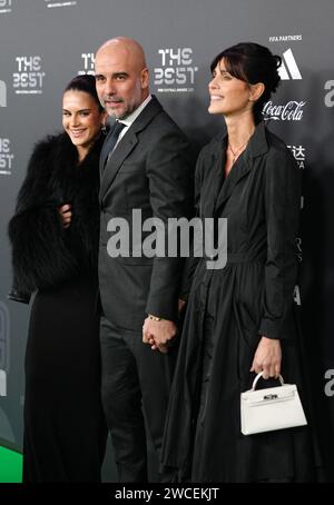 PEP Guardiola mit Frau Cristina Serra (rechts) und Tochter Maria Guardiola kommen für die besten FIFA Football Awards im Eventim Apollo, London. Bilddatum: Montag, 15. Januar 2024. Stockfoto