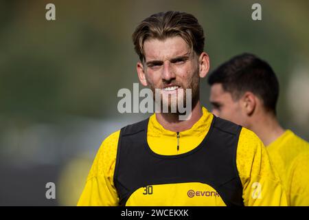 Marbella, Spanien. Januar 2024. Fußball: 1. Bundesliga, Saison 2023/2024, Trainingslager von Borussia Dortmund am 08.01.2024 in Marbella (Spanien). OLE Pohlmann schaut. Quelle: dpa/Alamy Live News Stockfoto