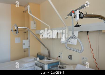 Rehabilitationsraum mit Ausstattung. Reanimationskammer im kommunalen Krankenhaus. Innenraum des Reanimationsraums in der modernen Klinik. Hintergrund. Stockfoto