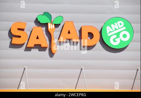 Nahaufnahme eines farbenfrohen orangefarbenen und grünen Schilds „Salat und Go“ Stockfoto