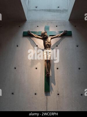 Ein Kruzifix hängt an der Wand einer Krypta im Zisterzienserkloster in Irving, Texas Stockfoto