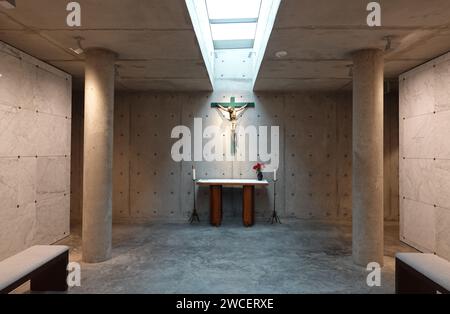 Ein Kruzifix hängt an der Wand der Grabgruft im Zisterzienserkloster in Irving Texas - November 2023 Stockfoto