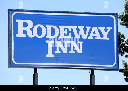 Großes blaues Rodeway Inn Motel-Schild Stockfoto