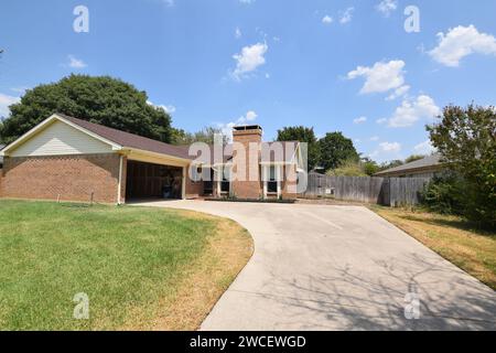 Texas Vorstadthaus in Bedford Texas an einem sonnigen Sommertag - August 2023 Stockfoto