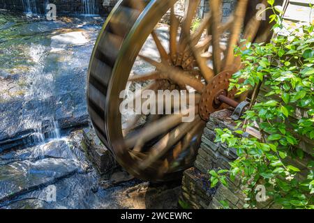 Drehendes Wasserrad in der Stone Mountain Grist Mill im Stone Mountain Park, östlich von Atlanta, Georgia. (USA) Stockfoto