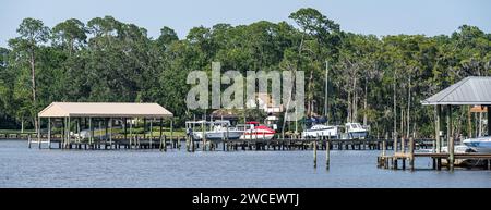 Bootsanlegestelle und Häuser am Wasser entlang der Küste der St. Johns River in Mandarin, eine historische Gemeinde in Jacksonville, Florida. (USA) Stockfoto