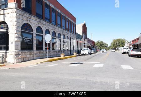 Straße neben dem Bosque County Tax Office in der Innenstadt von Meridian, TX - November 2023 Stockfoto