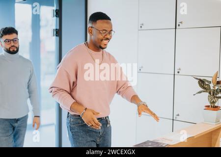 Geschäftsleute, die gerade einen Vertrag für einen Verkauf von Wohneigentum besprechen. Immobilienmakler erklärt Details, unterschreibt Papiere. Stockfoto