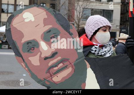 New York, New York, USA. Januar 2024. Demonstranten halten Pappbilder des ägyptischen Präsidenten Abdel Fattah el-Sisi, sie beschuldigen, nicht genug zu tun, um Gaza zu helfen, während Pro-Palästina-Sprecher Tausende propalästinensischer Anhänger ansprachen, die sich auf dem Unionsplatz versammelten und einen Waffenstillstand und ein Ende der israelischen Besatzung in Gaza forderten. Auch eine kleine Anzahl von Pro-Israel-Gegenprotestierenden versammelten sich. Die palästinensischen Anhänger marschierten dann zur UNO, gefolgt von Gracie Mansion auf der Upper East Side. (Kreditbild: © Milo Hess/ZUMA Press Wire) NUR REDAKTIONELLE VERWENDUNG! Nicht für kommerzielle ZWECKE! Stockfoto