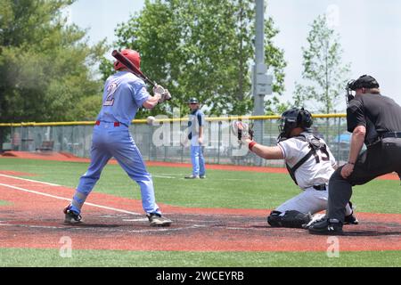 Ein College-Baseballspieler beim Schläger gegen das Dallas Christian College, der Ball fliegt am Schläger vorbei - Mai 2023 Stockfoto