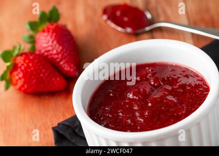 Leckere hausgemachte Erdbeermarmelade auf dem Tisch. Stockfoto