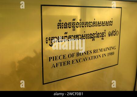 Schild auf Vitrine mit menschlichen Knochen, Choung EK Genozidal Center, Phnom Penh, Kambodscha. Stockfoto