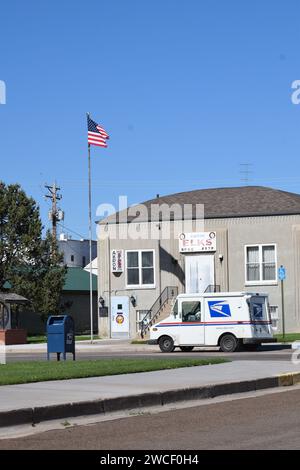 Akron Elks Lodge Gebäude mit amerikanischer Flagge im Wind, US-Postwagen im Vordergrund - Juni 2023 Stockfoto
