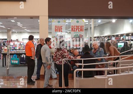 Fans stehen für eine Buchunterzeichnung für Dan Bongino bei Books-A-Million in Grapevine Texas im November 2023 an Stockfoto