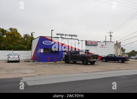 Pick-up Trucks, die vor Al's Mini-Mart in Fort Worth Texas geparkt sind - November 2023 Stockfoto