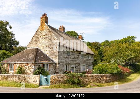 Englisches freistehendes Landhaus im Dorset Dorf East Lulworth, mit Garten und Bäumen, England, Großbritannien, 2023 Stockfoto