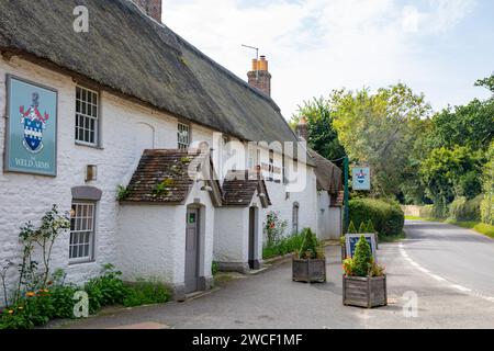 The Weld Arms Pub und Restaurant in East Lulworth Dorset, einem ehemaligen Kutschenhaus aus dem 17. Jahrhundert mit Strohdach, England, UK, 2023 Stockfoto