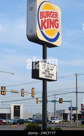 Burger King Schild an der Ecke 41st und Memorial in Tulsa Oklahoma - Mai 2023 Stockfoto