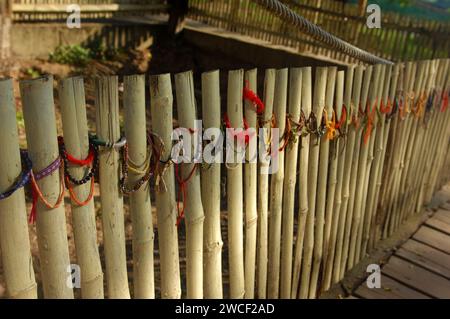 Tribut an die ermordeten Opfer gebunden an Bäume und Zäune, Choung EK Völkermordzentrum, Phnom Penh, Kambodscha. Stockfoto