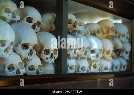 Menschliche Schädel im Choung EK Genozidal Center, Phnom Penh, Kambodscha. Stockfoto