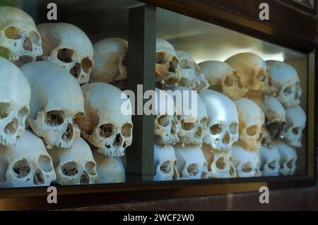 Menschliche Schädel im Choung EK Genozidal Center, Phnom Penh, Kambodscha. Stockfoto