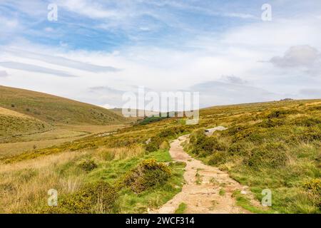 West Dart Valley im Dartmoor Nationalpark, mit Wanderweg zum Wistmans Wood, englische Landschaft, Devon, England, Großbritannien, 2023 Stockfoto