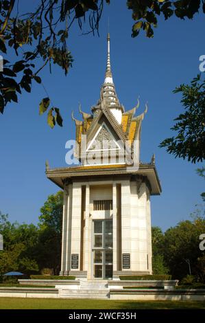 Denkmal gefüllt mit menschlichen Schädeln auf den Tötungsfeldern des Choung Ek Center, Opfer der Roten Khmer, Phnom Penh, Kambodscha. Stockfoto