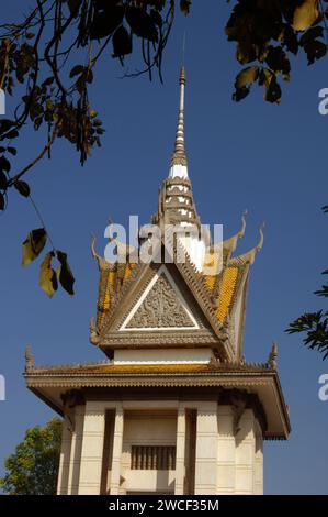 Denkmal gefüllt mit menschlichen Schädeln auf den Tötungsfeldern des Choung Ek Center, Opfer der Roten Khmer, Phnom Penh, Kambodscha. Stockfoto