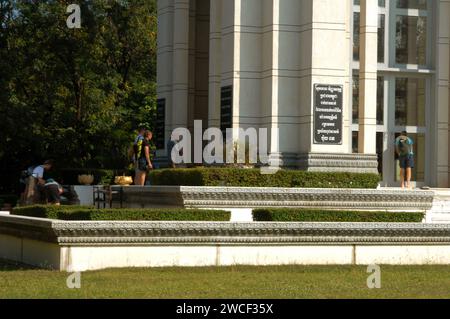 Denkmal gefüllt mit menschlichen Schädeln auf den Tötungsfeldern des Choung Ek Center, Opfer der Roten Khmer, Phnom Penh, Kambodscha. Stockfoto