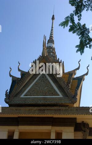 Denkmal gefüllt mit menschlichen Schädeln auf den Tötungsfeldern des Choung Ek Center, Opfer der Roten Khmer, Phnom Penh, Kambodscha. Stockfoto