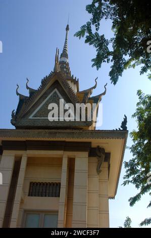 Denkmal gefüllt mit menschlichen Schädeln auf den Tötungsfeldern des Choung Ek Center, Opfer der Roten Khmer, Phnom Penh, Kambodscha. Stockfoto