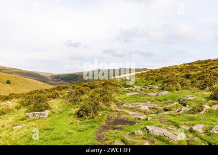 West Dart Valley im Dartmoor Nationalpark, mit Wanderweg zum Wistmans Wood, englische Landschaft, Devon, England, Großbritannien, 2023 Stockfoto