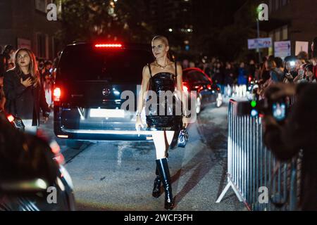 Caroline Daur außerhalb der Versace Show während der Milan Fashion Week Damenbekleidung Frühjahr/Sommer 2024. Stockfoto