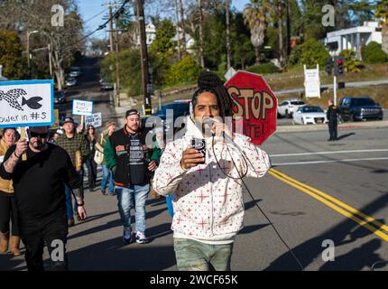 Der Oakland-Rapper und Aktivist Unity Lewis führt Marschierer in die Innenstadt als Teil einer Dr. Martin Luther King Jr.-Feiertagsveranstaltung. Stockfoto