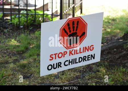 „Stop Kill Our Children“-Schilder in der Innenstadt von Kansas City, Missouri – Mai 2023 Stockfoto